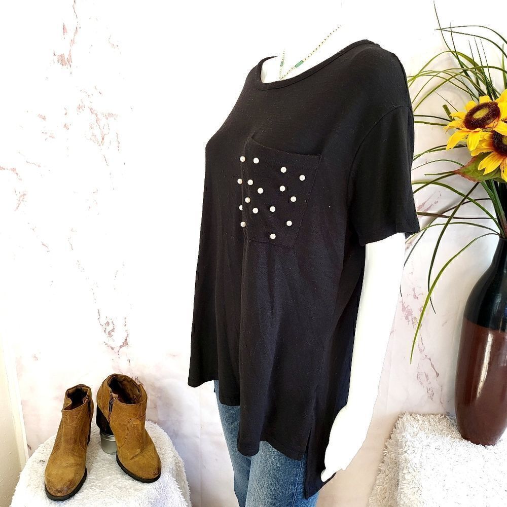 Lane Bryan short sleeve knit sweater with pearl pocket detail
